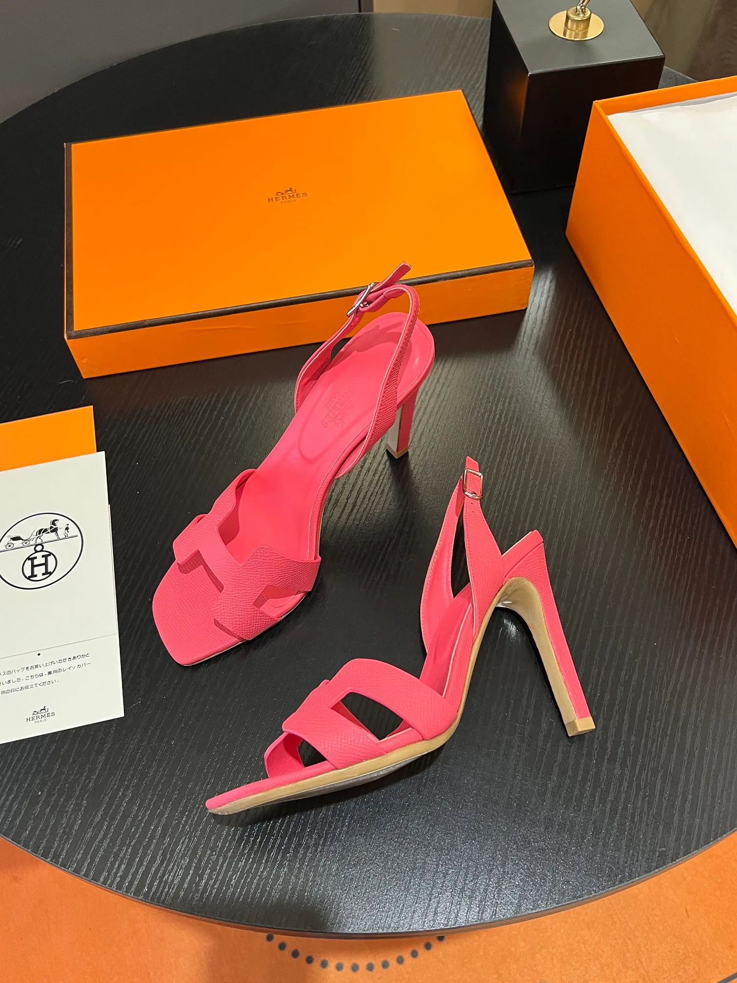 👟👟Ex-factory price 600👟👟Hermès 2023 high-heeled temperament sandals original customization! Counter synchronization! Hermès high heels have always been simple, fashionable and elegant! ! ! It can hold any style of wear, the height of 10.5cm is easy to control, and the feet feel comfortable and pressure-free! The classic and elegant style brings a sense of luxury to your feet! Highly recommended Material: Upper imported calfskin + mixed sheepskin lining Outsole: Italian genuine leather sole Size: 34-42 (34.41.42 customization is non-returnable and non-exchangeable)